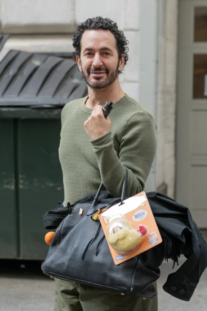 原來 Marc Jacobs 也是 Labubu 忠實擁躉!更為最愛的 Hermès Birkin 手袋配上特別版 Labubu 公仔,可愛又奢華!