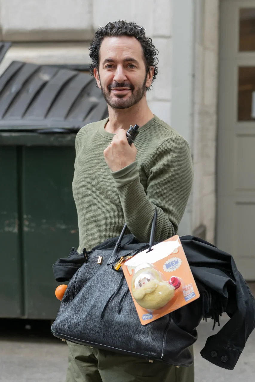 原來 Marc Jacobs 也是 Labubu 忠實擁躉！更為最愛的 Hermès Birkin 手袋配上特別版 Labubu 公仔，可愛又奢華！