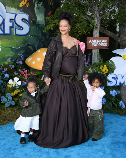 Rihanna攜RZA和Riot出席《The Smurfs》首映禮藍地毯,兩個兒子更首穿Jonathan Anderson操刀的Dior Men兒童訂製款!