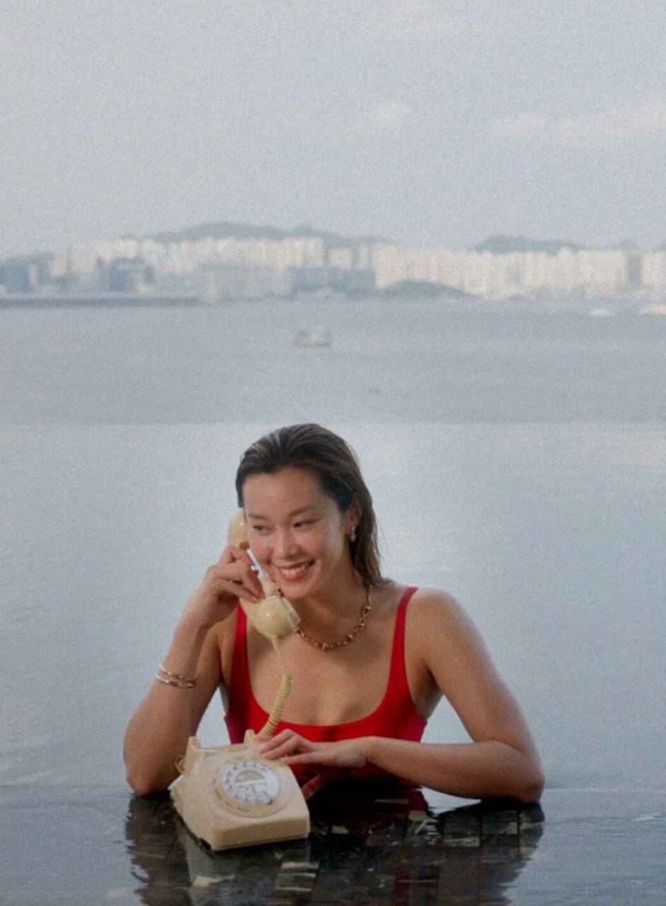 SUMMER IN VOGUE 大使 Stephanie Au 跳進 Vogue Hong Kong 及 Rosewood Hong Kong 專屬泳池，詮釋夏日美學！