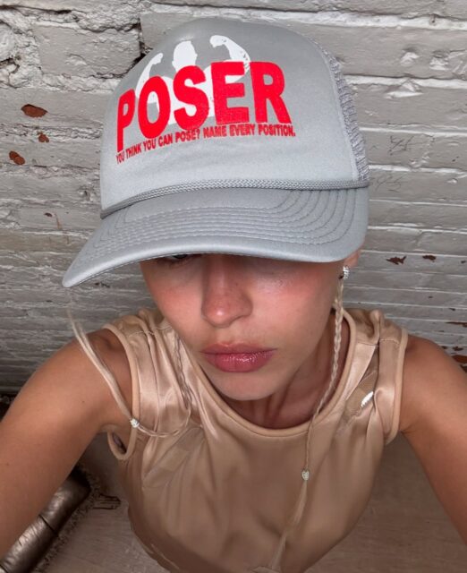 戴上態度:從G-Dragon、PP Krit到Iris Law,Slogan Caps成為2025夏季最具辨識度的時尚單品!
