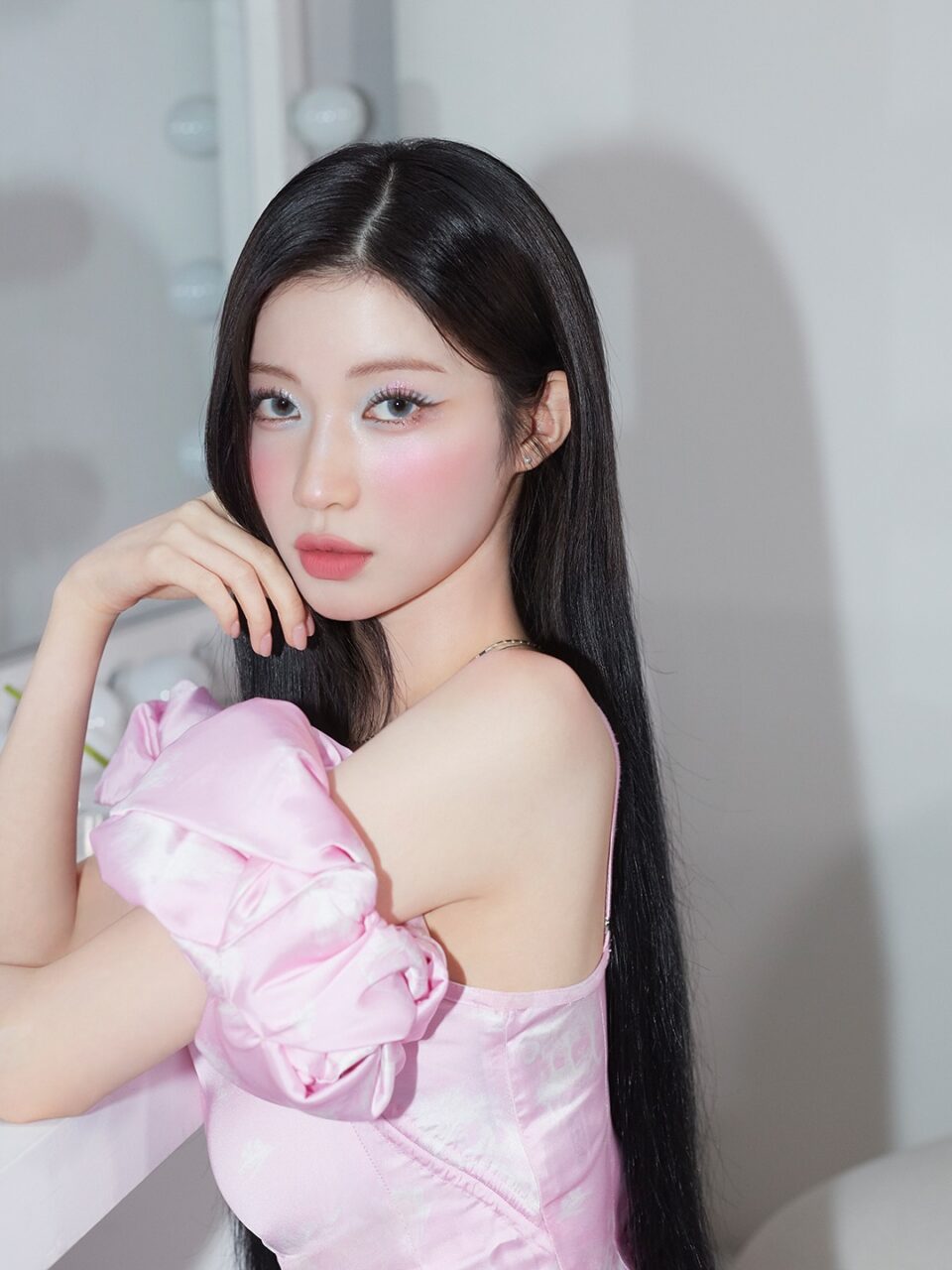 水藍色是下個流行的彩妝色彩？一覽ASA、Tyla、Jennie等親身演繹綻放夏日氣息