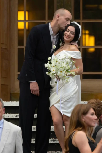 Charli XCX結婚了!細看「Brat女王」如何把婚紗穿出不羈風格