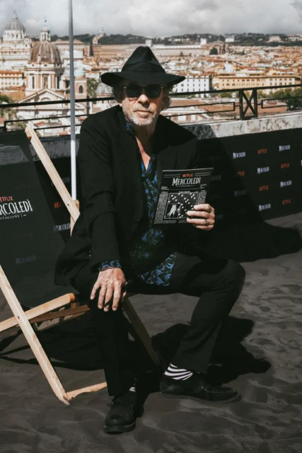 《星期三 Wednesday》導演 Tim Burton 私下也愛全黑造型?分析他的3個暗黑穿搭法則