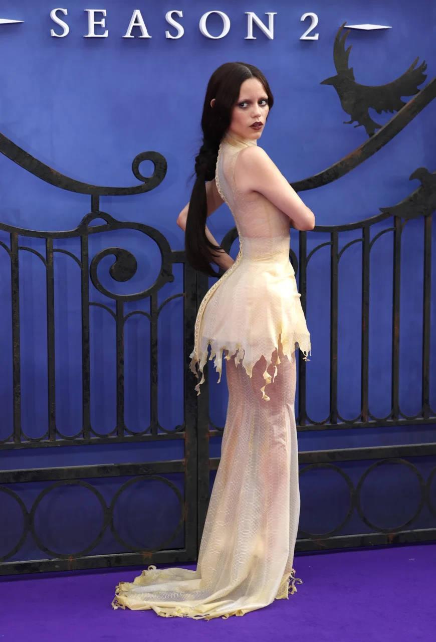 Jenna Ortega神秘歌德妝容出席首映禮，將「星期三」的魅力提升到新高度！