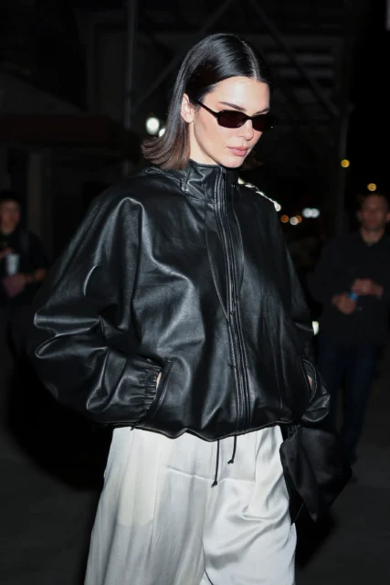 Kendall Jenner的5個秋季復古簡約穿搭公式，示範如何不費力重現90年代極簡風格造型