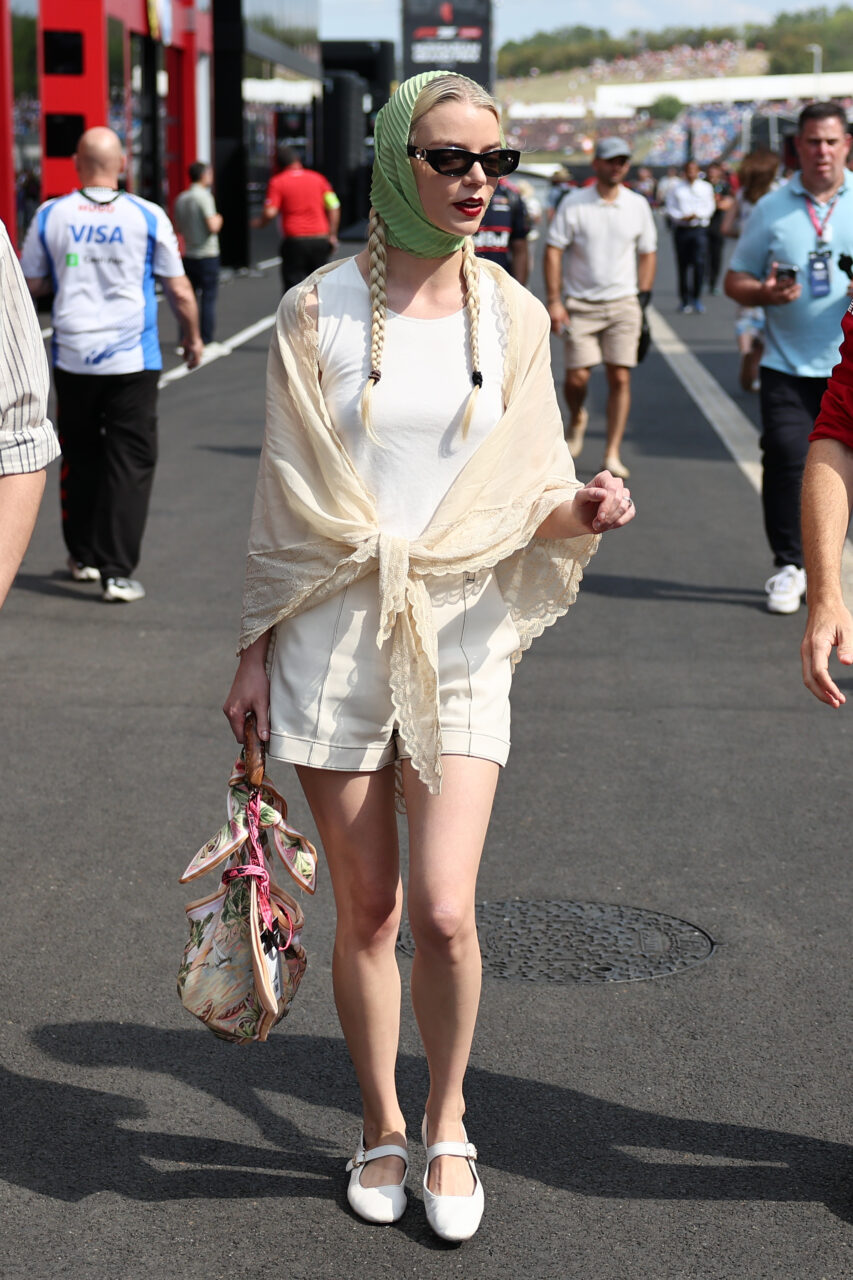 Anya Taylor-Joy亮相F1匈牙利大獎賽，演繹夏日絲巾穿搭三重奏！