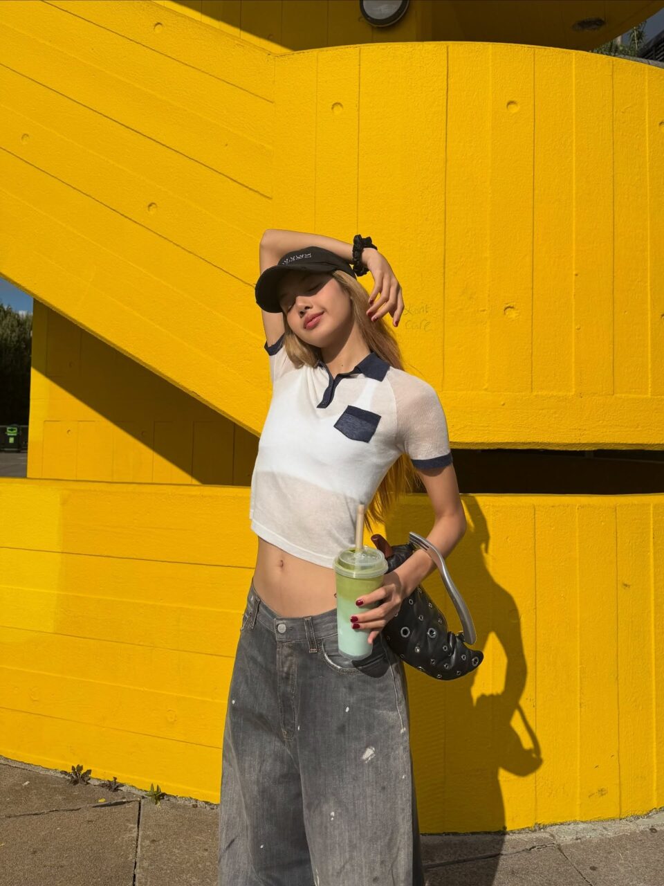 Polo Shirt正被時尚圈重新解構！從BLACKPINK Lisa到鄺玲玲，新世代明星如何演繹這一單品？