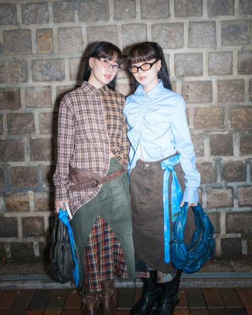 2026春夏首爾時裝週Street Style:牛仔單品展現隨性氣息、機車靴與印花上衣成為街頭必備單品?