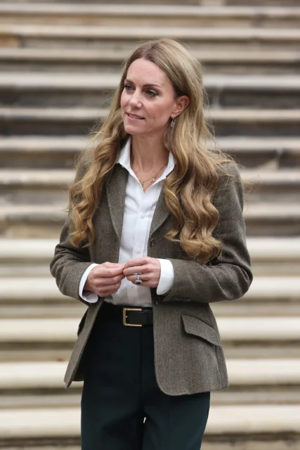 Kate Middleton以啡金色髮色和輕盈波浪捲髮迎接初秋的優雅風情!
