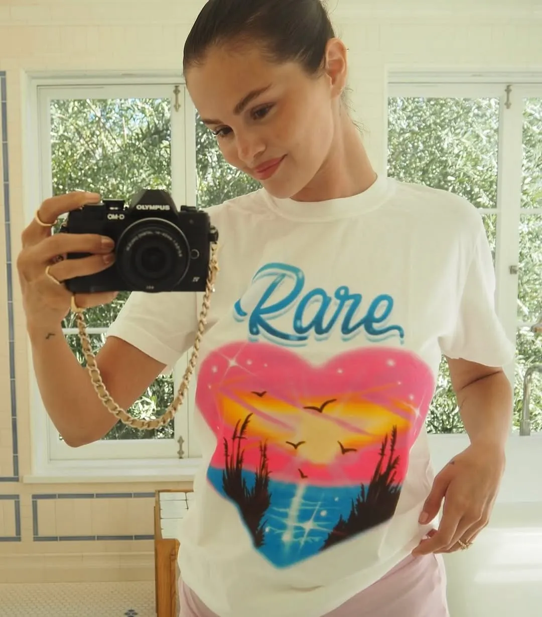 追隨Selena Gomez的時尚腳步！嘗試這款秋季「烤麵包美甲」打造優雅又低調造型