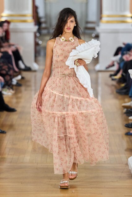 囿於宏偉舞廳的未熟之花  Simone Rocha 細膩呈現成長失衡感｜Spring / Summer 2026