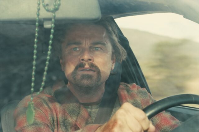 《一戰再戰》影評:以幽默與荒誕拆解美國社會撕裂,三大影帝 Leonardo DiCaprio、Sean Penn、Benicio Del Toro 同台飆戲