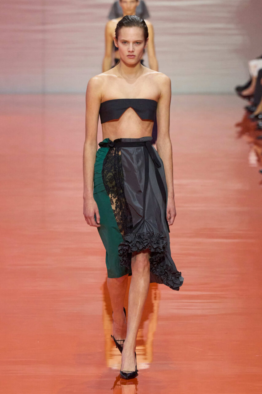 Prada在過載世界中尋找自由：Miuccia Prada與Raf Simons的偏鋒回應｜Spring / Summer 2026