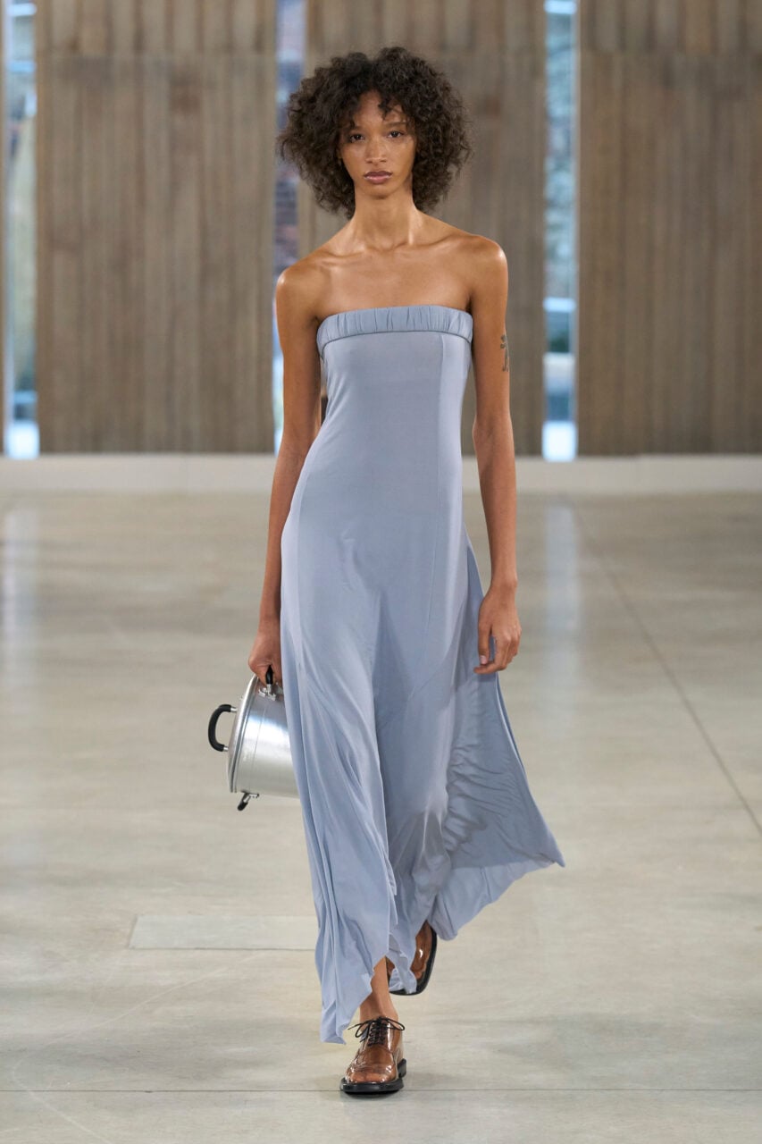 探索日常的驚奇，Moschino於「無」中尋得「有」｜Spring / Summer 2026