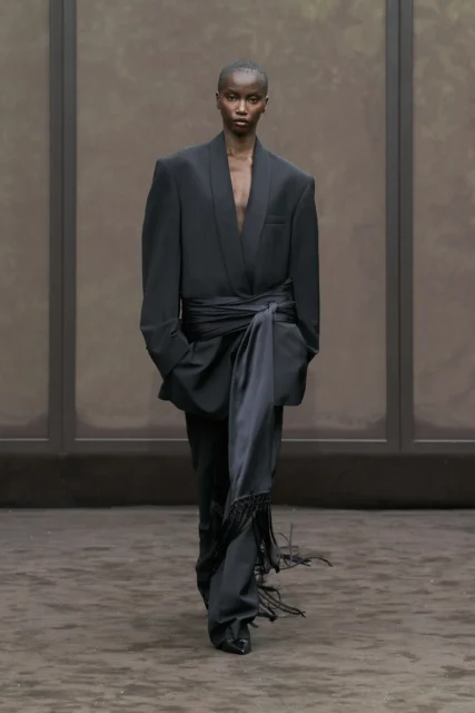 Ferragamo 豹紋、Zoot Suit、模糊性別的設計元素，一起來到咆哮時代 ｜Spring / Summer 2026