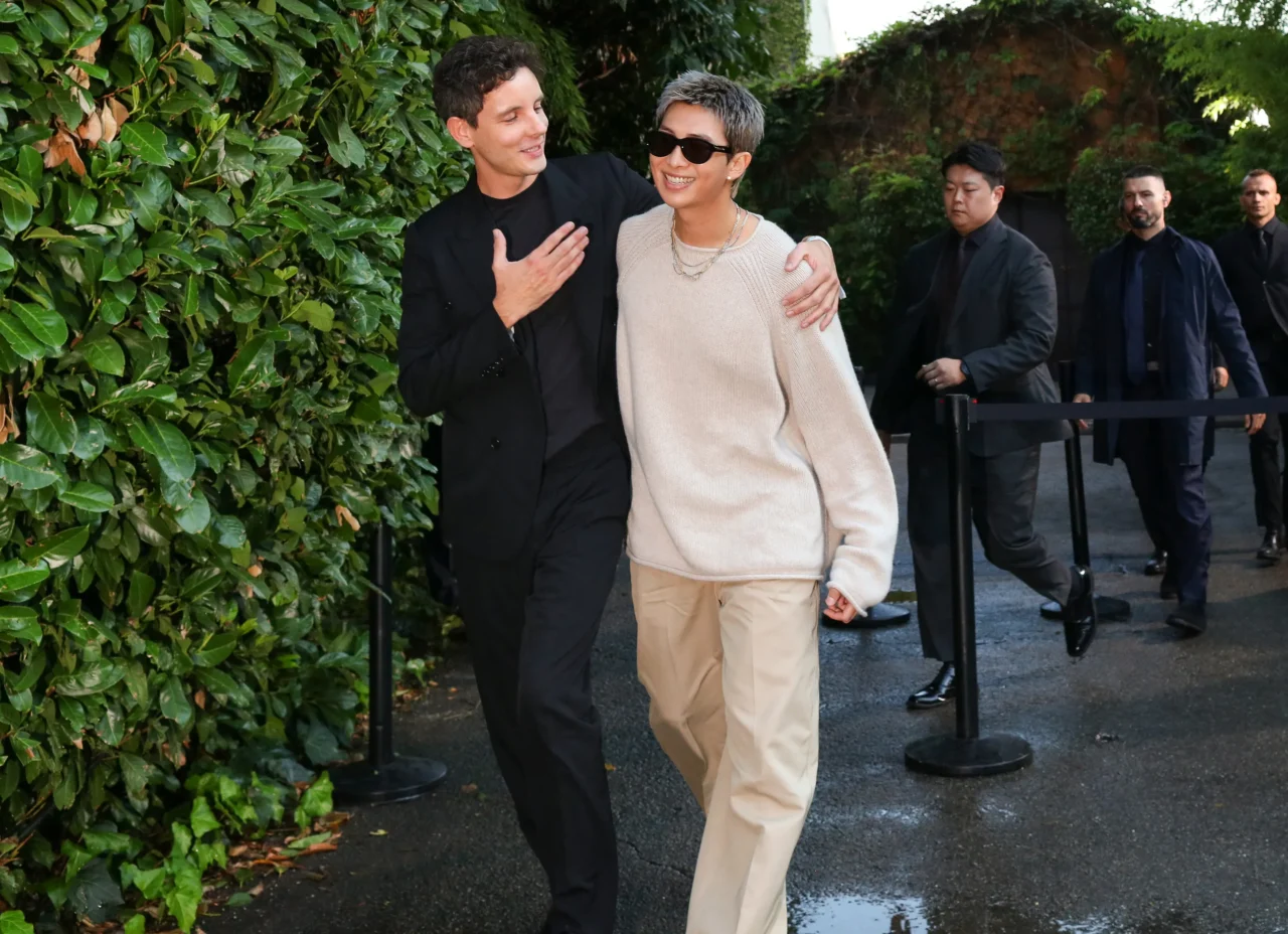 2026春夏米蘭時裝周Street Style：BTS 隊長 RM 示範隨性簡約風，戲劇性元素、Statement 皮革單品也成亮點！