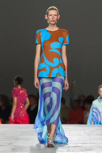從辦公室到海浪間,Dries Van Noten 歡愉的衝浪美學|Spring / Summer 2026