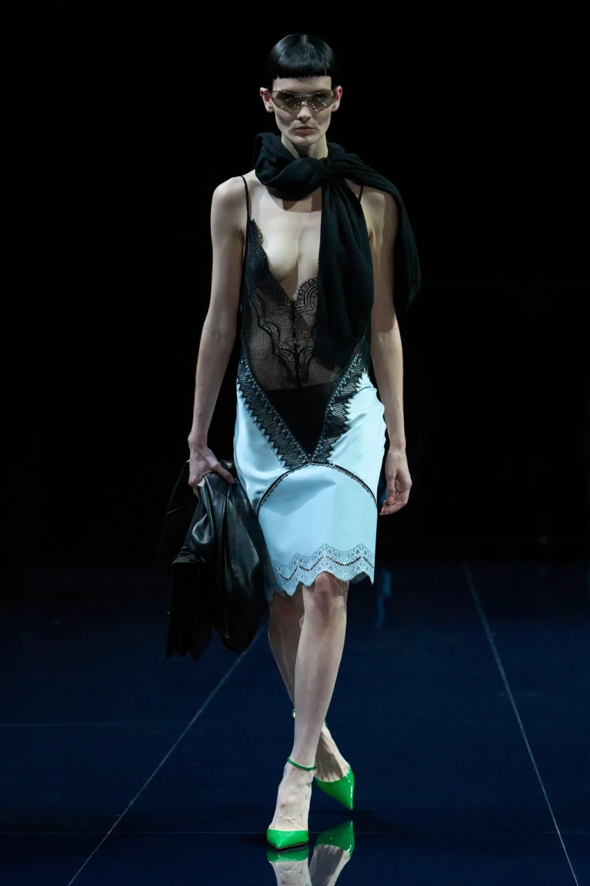 午夜泳池的危險性感，Tom Ford 展開一場微妙博弈｜Spring / Summer 2026