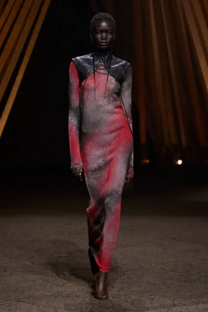 從邪典電影到街頭,McQueen 的野性力量美學|Spring / Summer 2026