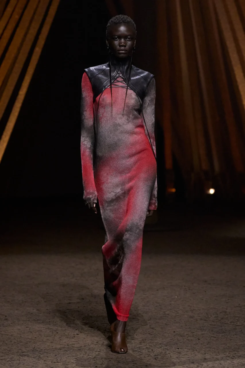 從邪典電影到街頭，McQueen 的野性力量美學｜Spring / Summer 2026