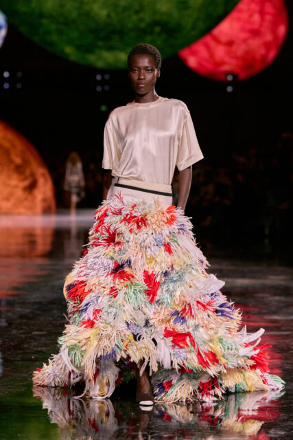 Matthieu Blazy的首秀:Chanel宇宙持續膨脹,愛與自由構築全新軌道|Spring / Summer 2026