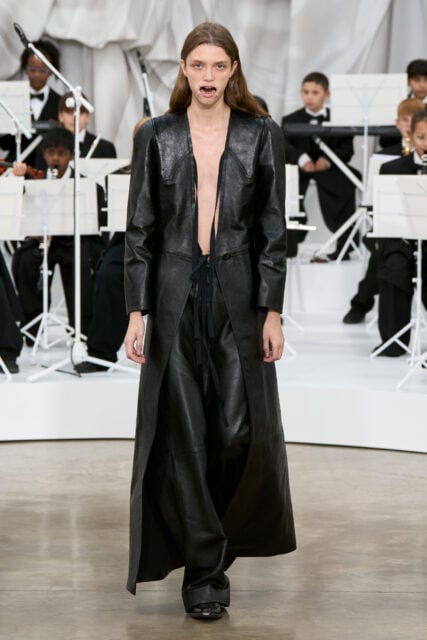 Glenn Martens的Maison Margiela成衣首秀:兒童管弦樂、符號重塑與詭譎美學的交織|Spring / Summer 2026