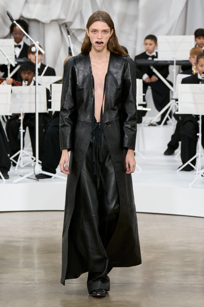 Glenn Martens的Maison Margiela成衣首秀：兒童管弦樂、符號重塑與詭譎美學的交織｜Spring / Summer 2026