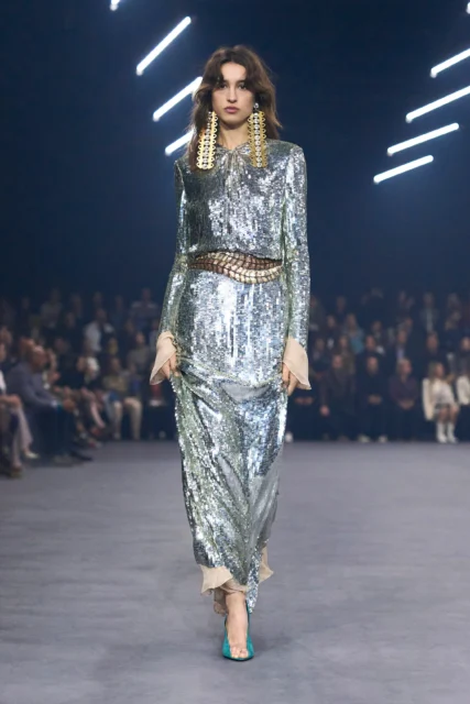 Valentino 的螢火世界：Alessandro Michele 以微光對抗時代黑暗｜Spring / Summer 2026