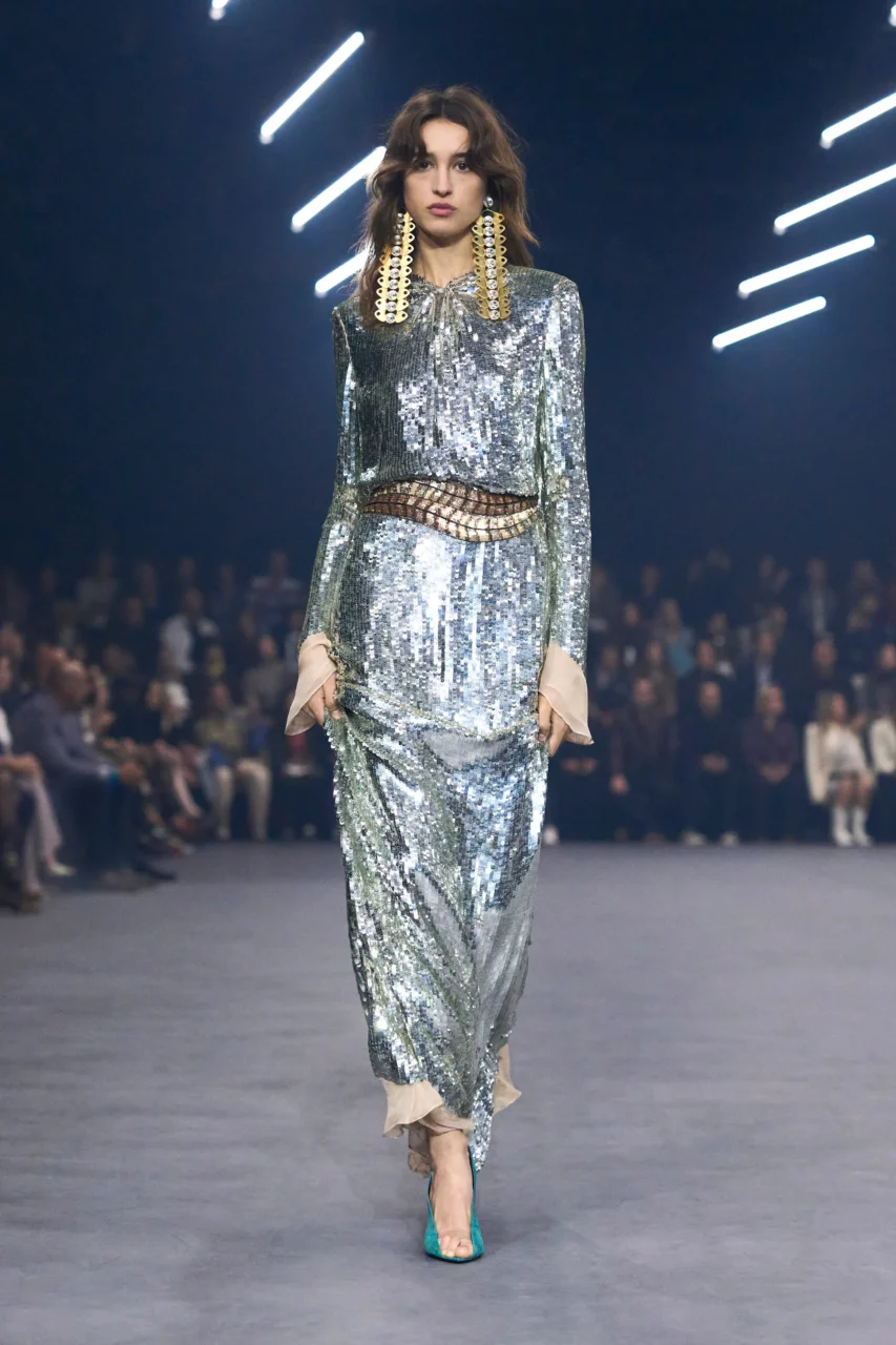 Valentino 的螢火世界：Alessandro Michele 以微光對抗時代黑暗｜Spring / Summer 2026