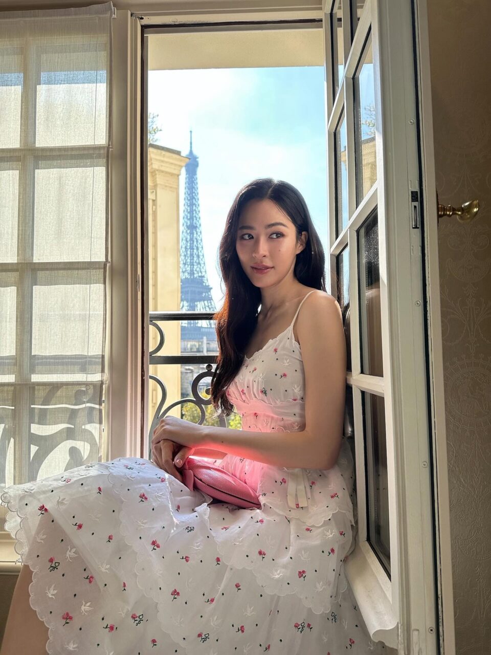 從《我們的秘密》到巴黎時裝周話題登頂：關於港泰混血女神——鄺玲玲Lingling Kwong，你必須知道的5件事！