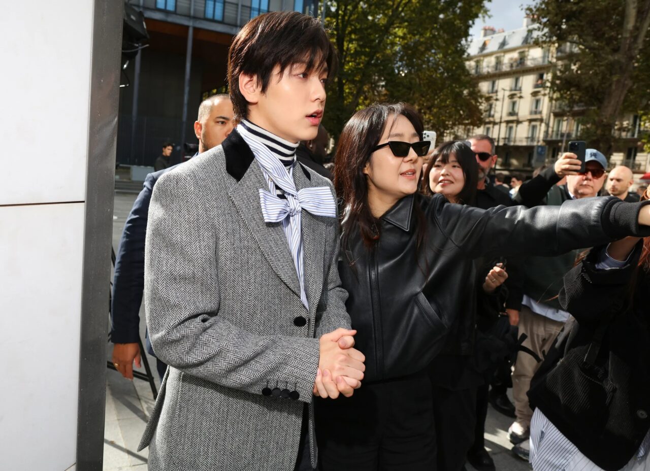 2026春夏巴黎時裝週Street Style：時尚界的「奧運會」圓滿結束！經典格紋、墊肩設計、柔軟皮革是造型亮點