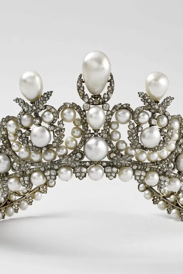 法國羅浮宮皇室珠寶的失竊案全球震驚！鑲嵌2千多顆珍珠的王冠、巨型鑽石胸針等 8 件珍寶的歷史價值遠超想像！