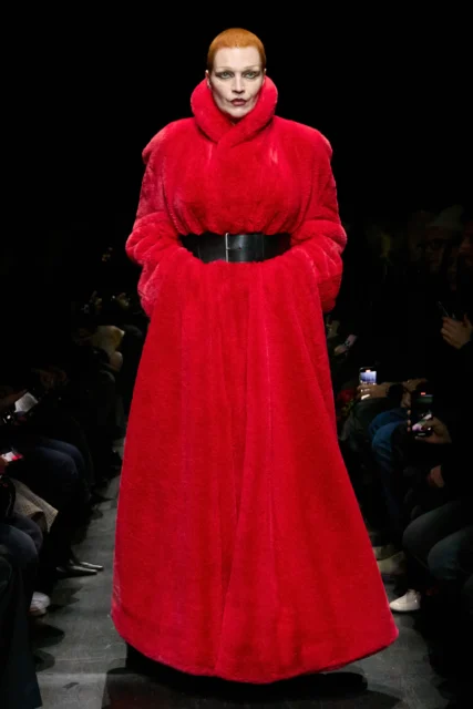 年末派對怎能沒有紅色?從 2025 秋冬天橋汲取靈感,看 Balenciaga、Saint Laurent、Stella McCartney 如何演繹紅色穿搭