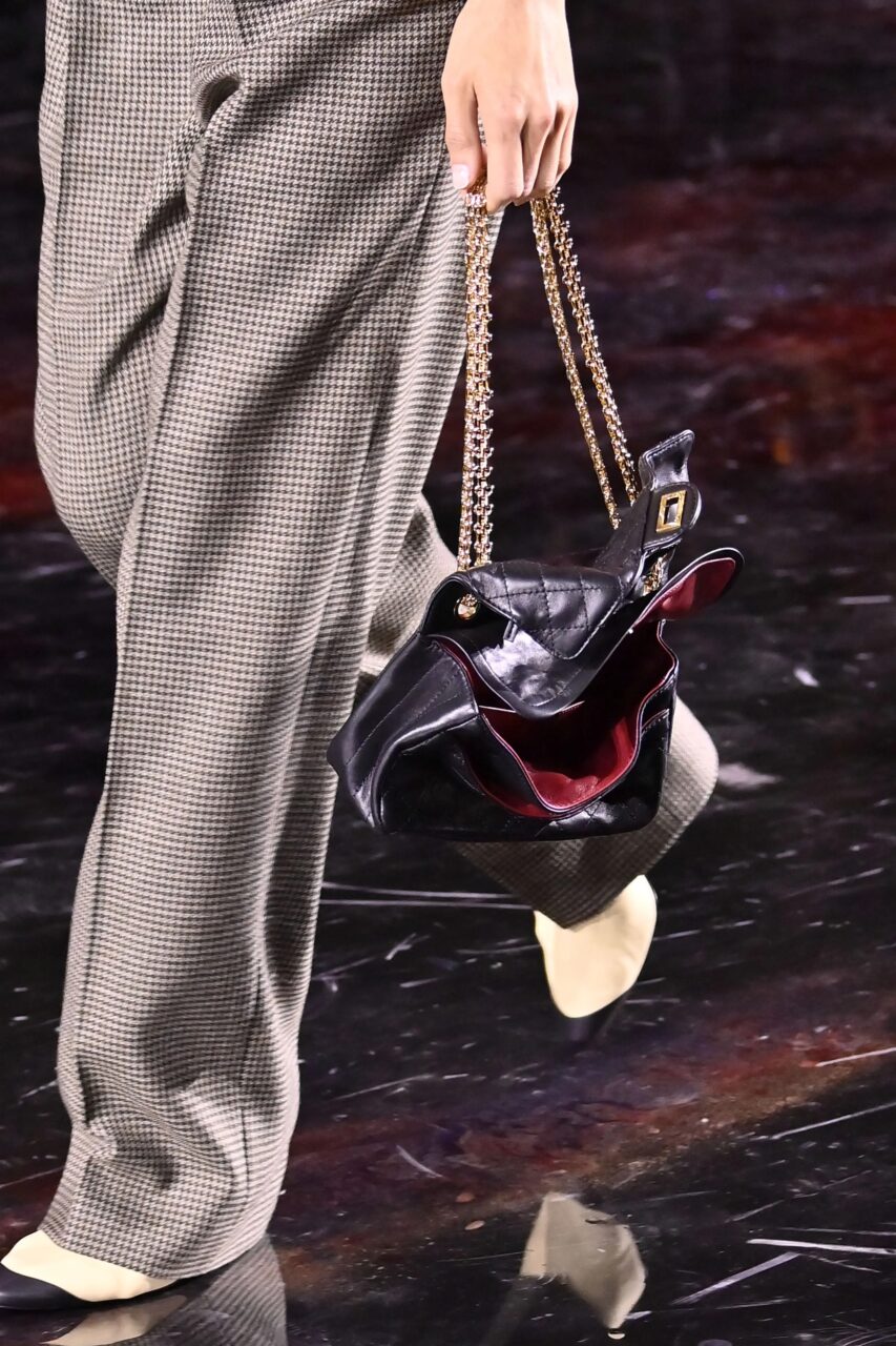 Messy Chic大熱！從Prada到Chanel，「不完美手袋」體現了當前時尚中的反叛精神