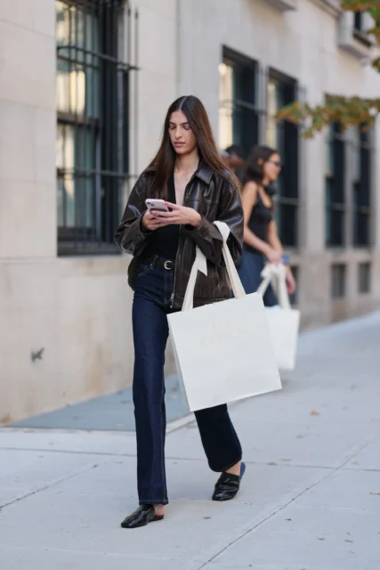 2025 秋冬時尚指南 |80 年代煙管牛仔褲強勢回歸,5 款必學穿搭公式