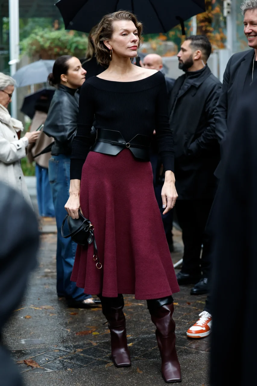 2025 秋季靴款潮流來襲:酒紅色靴取代經典棕靴,成為時尚達人必備單品