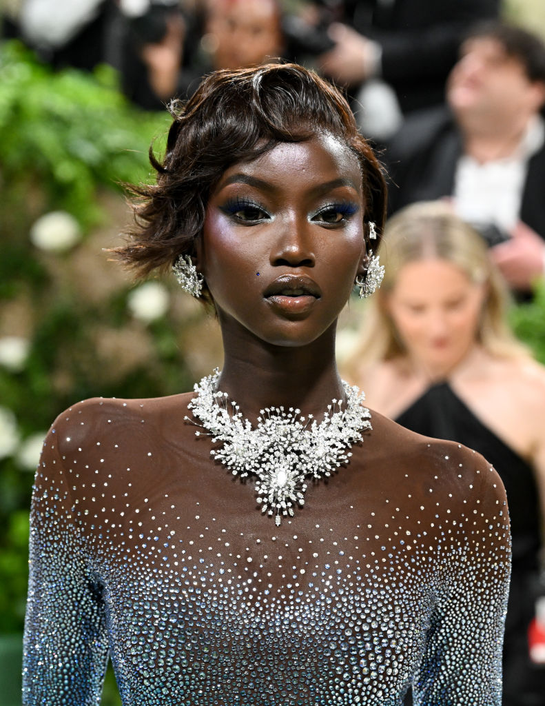 Anok Yai 榮獲 British Fashion Council 2025 年度模特兒大獎，盤點她的精彩時尚瞬間