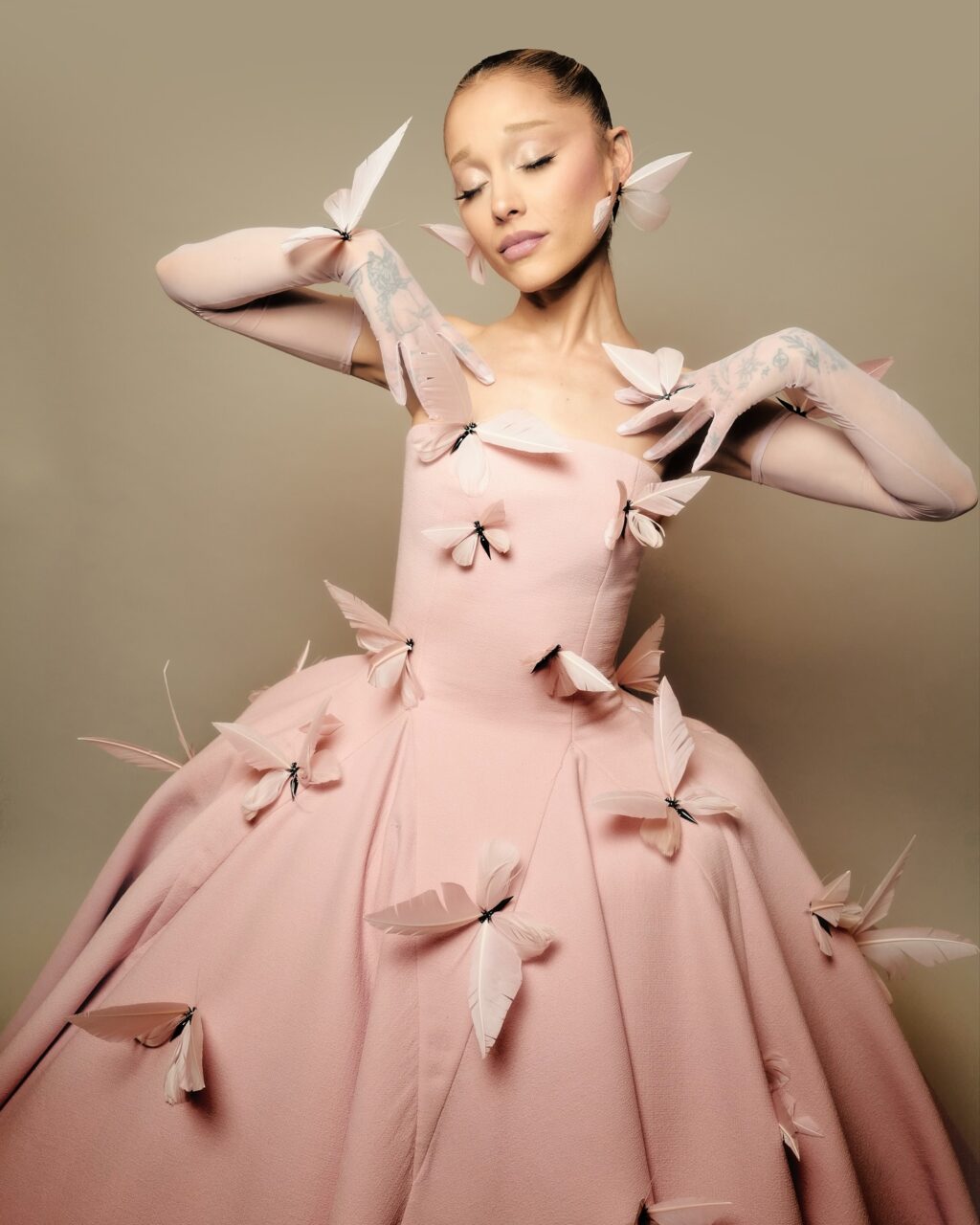 歌后Ariana Grande染上新髮色宣傳電影《魔法壞女巫：第二章》，配以公主妝容風格缔造優雅氣息