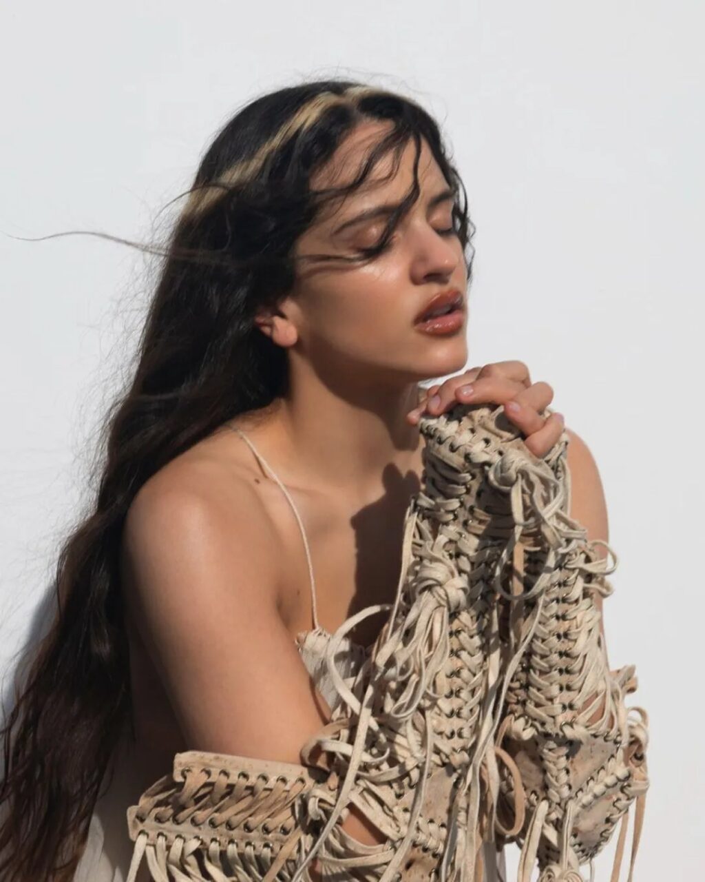 解析Rosalía《Lux》專輯服裝造型：以神聖與世俗融合的美學為核心，重塑流行文化的定義