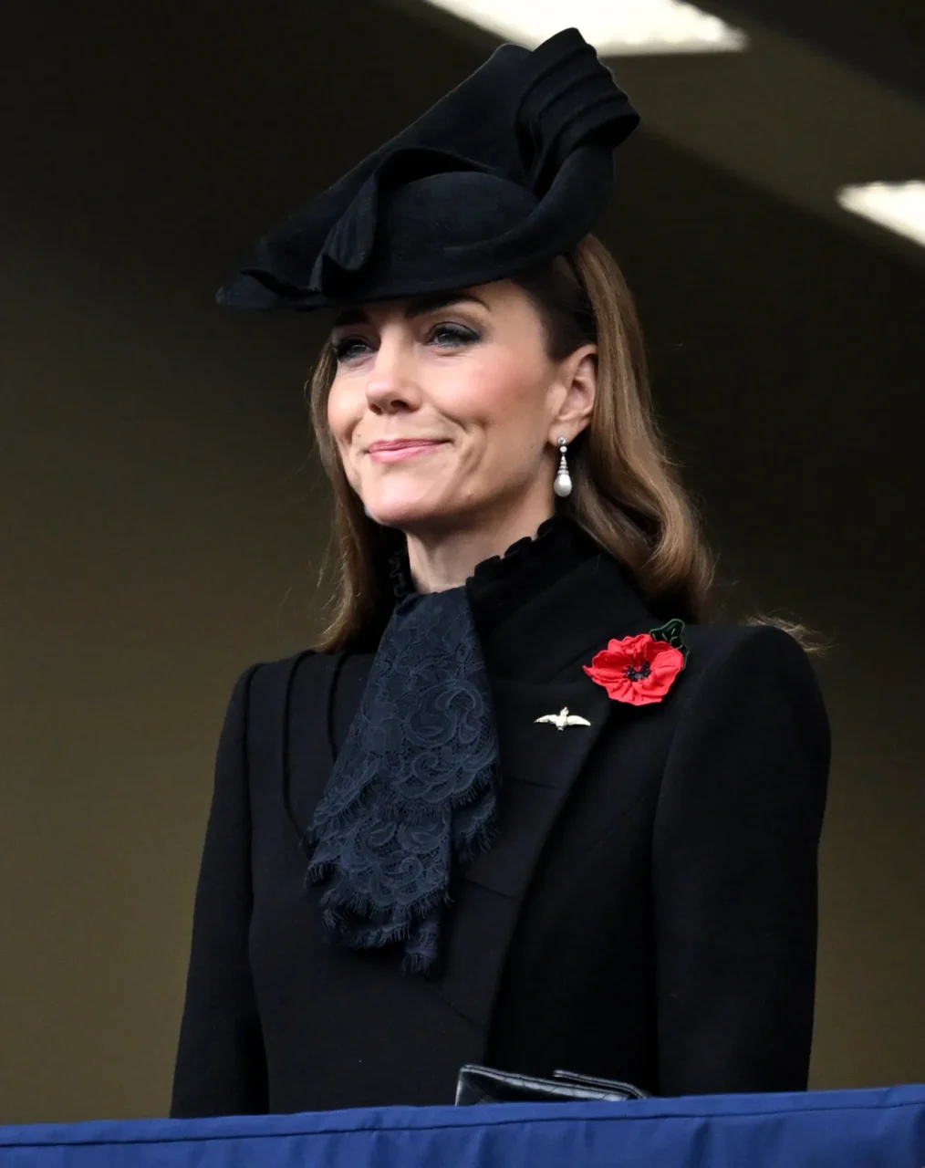 凱特王妃現身英國國殤紀念日，以 Catherine Walker 黑色大衣配上戴安娜王妃的 Collingwood 珍珠耳環，詮釋時尚的永恆魅力