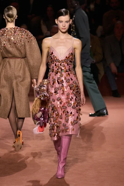 2025 年末派對造型指南：4 種穿搭方法駕馭亮片裙，閃耀聖誕與新年！