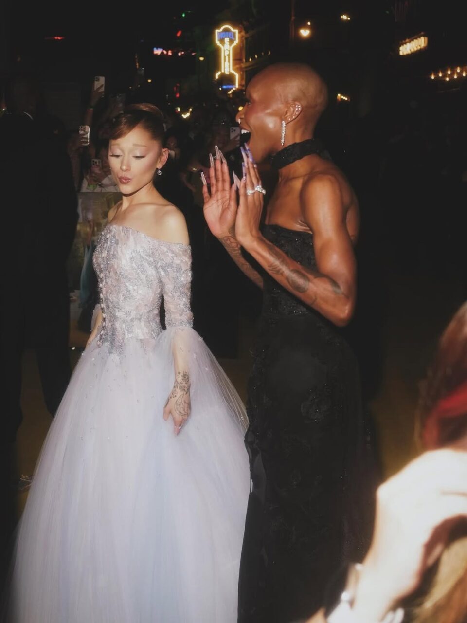 《魔法壞女巫：第二章 Wicked: For Good》主演宣傳造型盤點！從 Ariana Grande、Cynthia Erivo 到楊紫瓊，誰的魔法時尚最得你心？