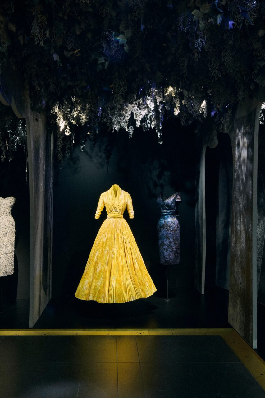 Azzedine Alaïa於巴黎La Galerie Dior呈獻Christian Dior高級訂製服珍藏，延續這兩位大師之間的對話