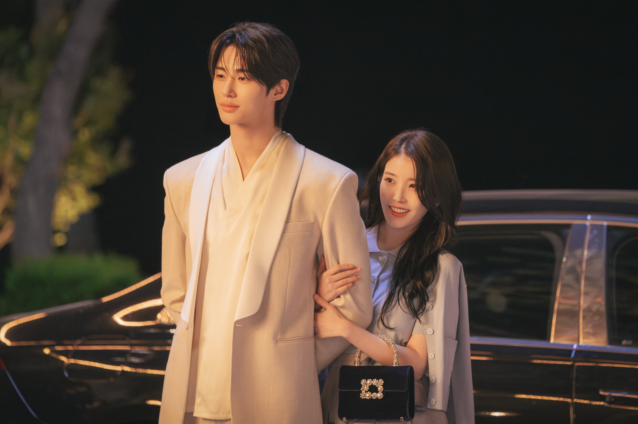 IU、邊佑錫共譜羅曼史!Disney+新劇《21世紀大君夫人》釋出劇照,將於4月10日甜蜜上線