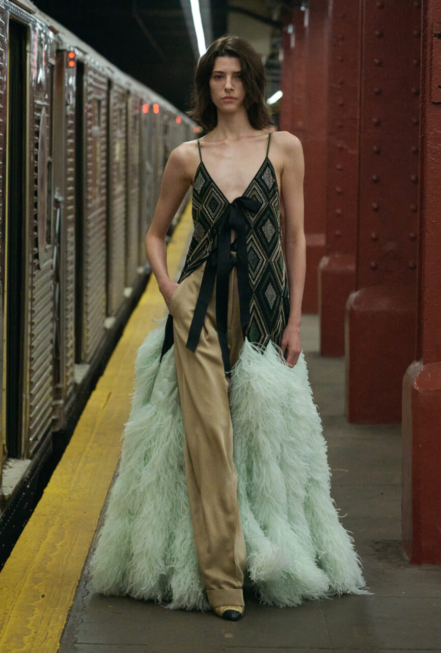 Matthieu Blazy呈獻CHANEL 2026 Métiers d’Art高級工藝坊系列：在紐約的光芒與粗粝中，交織現實與想像