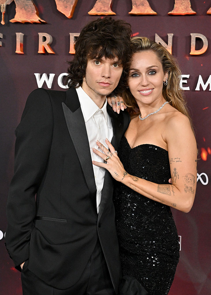 Miley Cyrus 和 Maxx Morando 訂婚了！一文了解這對音樂情侶的戀愛歷程
