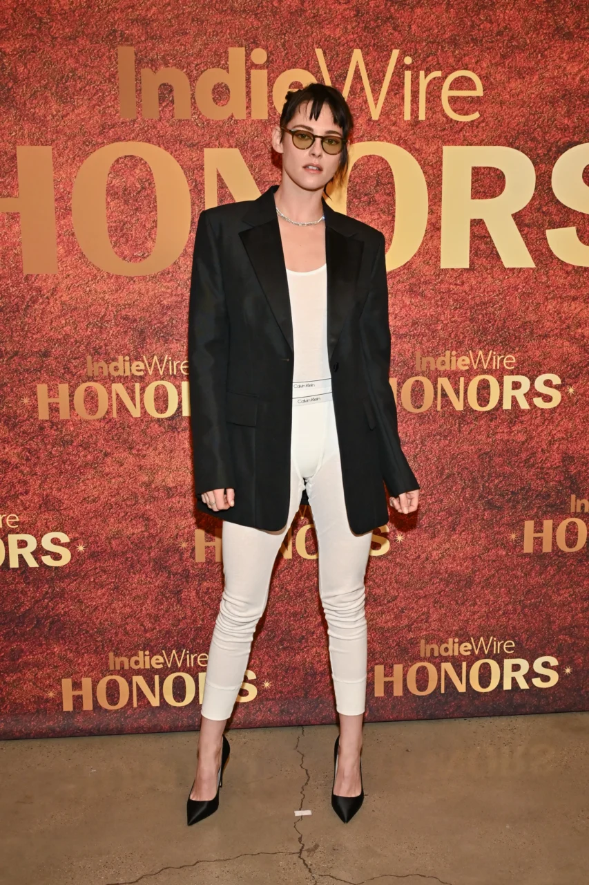 露出你的內衣！Kristen Stewart 示範內衣穿搭風潮