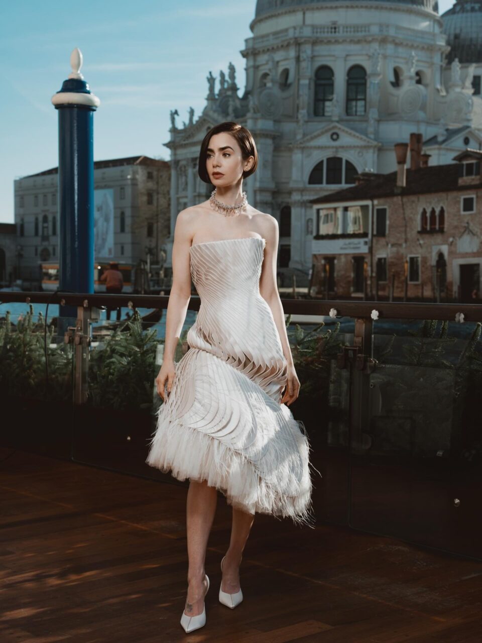 Style File: 《Emily in Paris》第五季即將上線！從紅地氈到私下造型，回顧Lily Collins的時尚風格變化