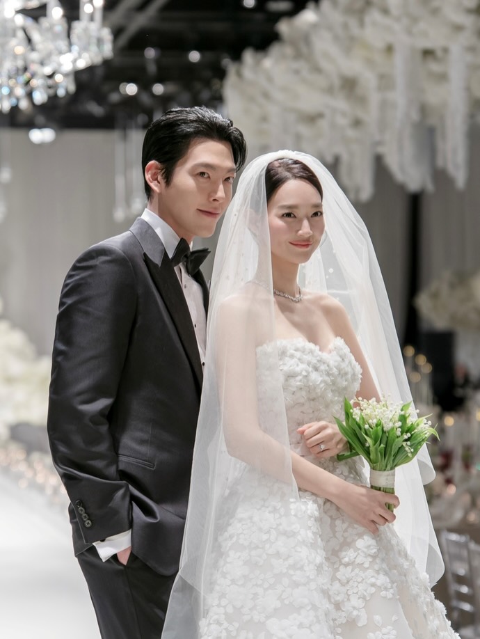 韓劇照進現實！金宇彬與申敏兒婚禮造型解析